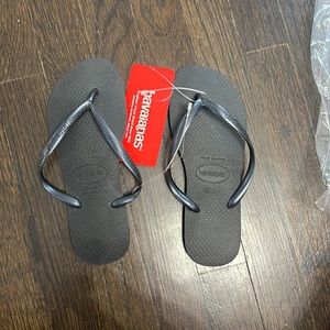 NEVER WORN HAVIANA FLIP FLOPS